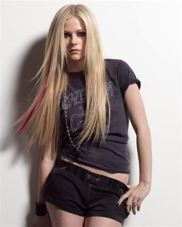 Avril Lavigne in Bikini: Celebrating Beauty and Confidence