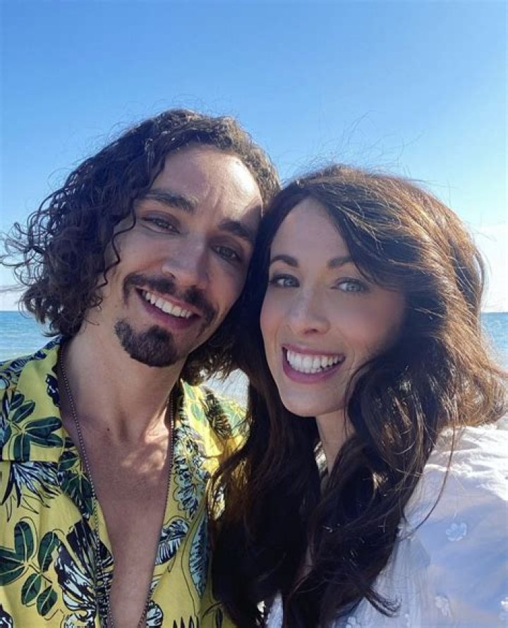The Enigmatic Life of Robert Sheehan and His Girlfriend: Unveiling the Mysteries