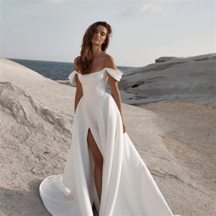 The Modern Style of Amelia Wang: A Timeless Approach to Bridal Wear