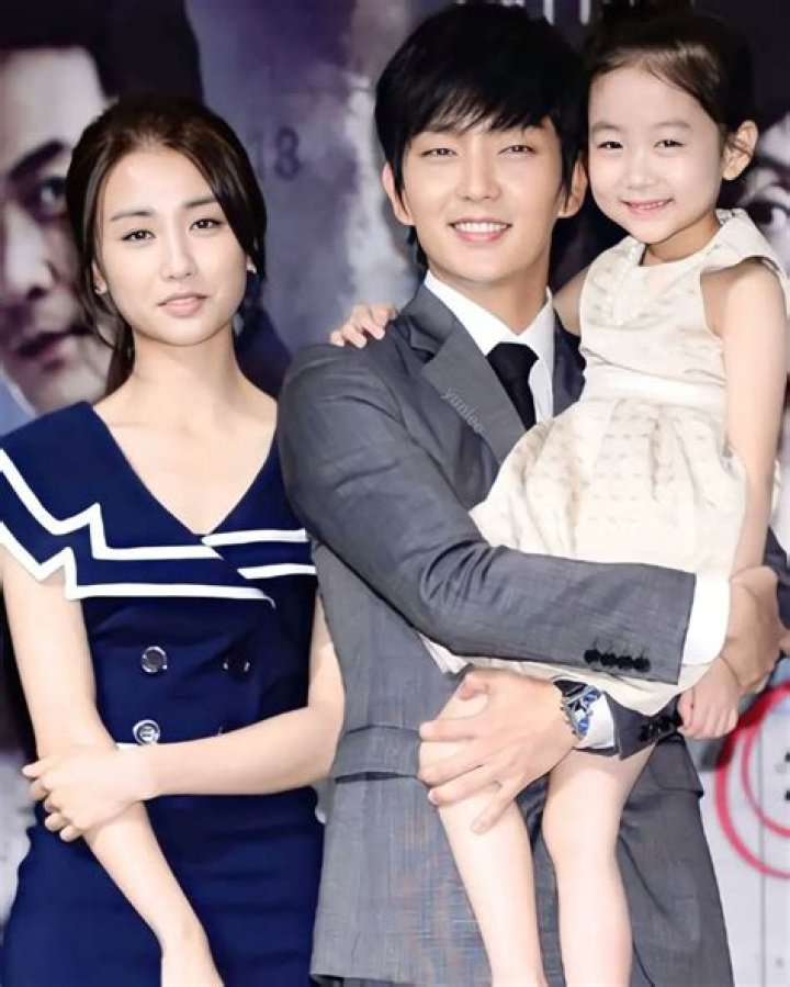 Uncover the Secrets: Lee Joon-gi's Marital Status and Personal Life